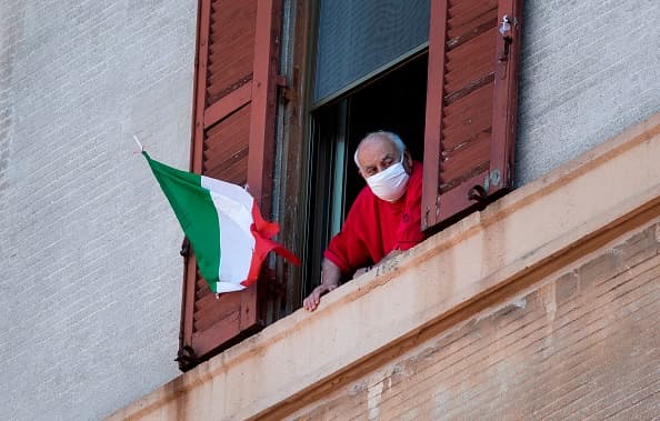 El líder populista de extrema derecha Matteo Salvini expresó su descontento con la canción del sábado. "Respeto a quienes dieron su vida por la libertad de nuestro país... Pero ahora, en lugar de cantar 'Bella Ciao', creo que nuestra prioridad debería ser ayudar con dinero a los ciudadanos que lo necesitan", dijo Salvini en Twitter.