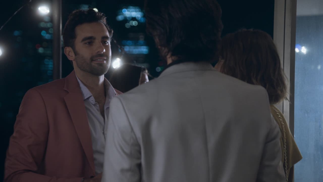 Por instrucciones de su madre, y sin ocultárselo a Miguel, Alejandro comenzó de inmediato a acercarse a Leonora.