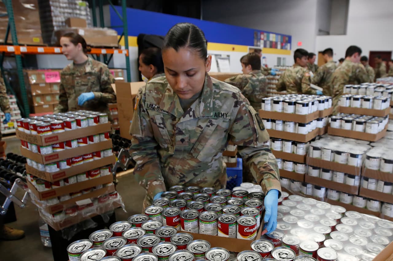 La Especialista Yadira Izaguirre es una de cientos de miembros que fueron repartidos a diferentes organizaciones en California para ayudar con la distribución de comida luego de que muchos de los voluntarios no pudieron llegar por la orden estatal de permanecer en casa. (AP Photo/Rich Pedroncelli)