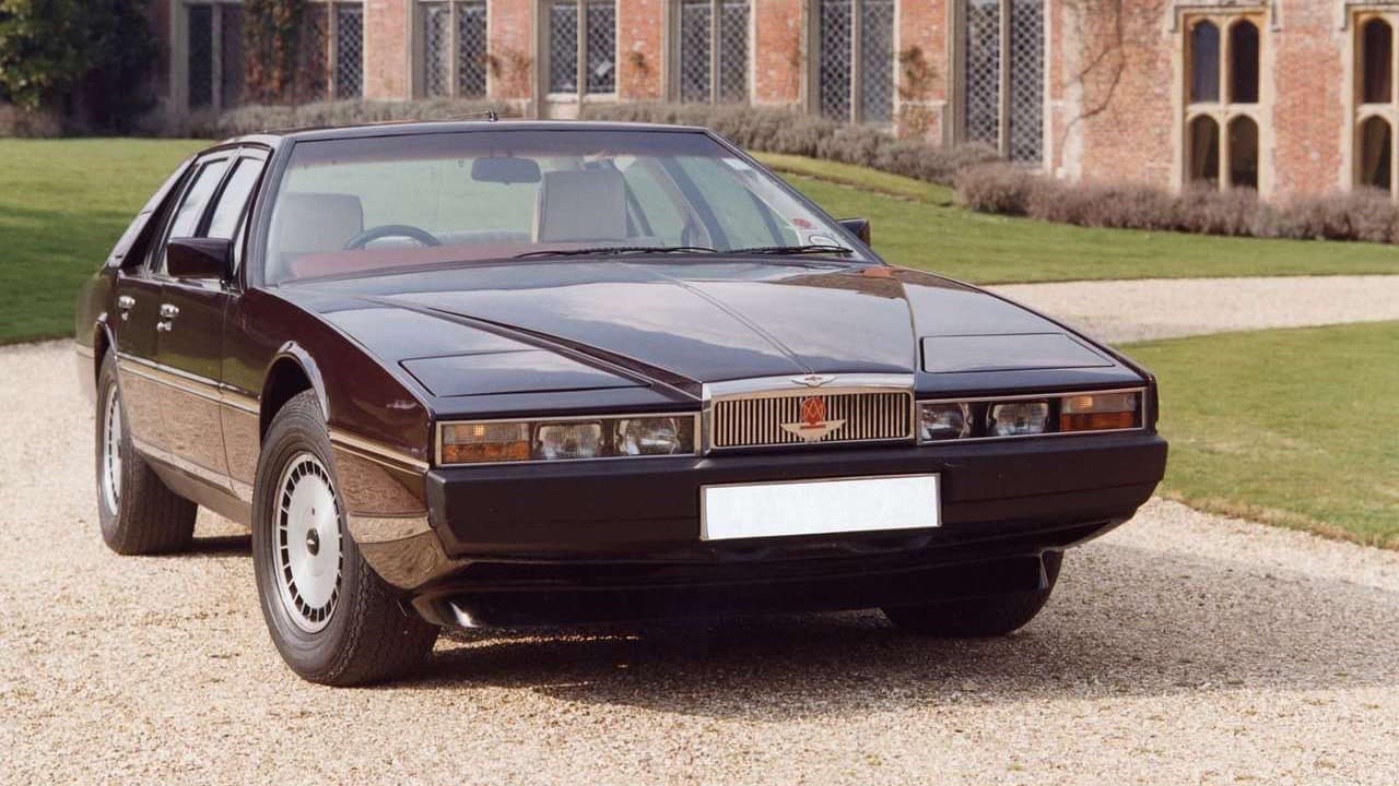 <h3 class="cms-h3-H3">12<b>. Aston Martin Lagonda 1979-1990.</b> </h3>
<br>
<br>Antes del Rapide actual el Lagonda fue el cuatro puertas de Aston Martin. Esta pesadilla visual contaba con una tecnología tan fea y torpe como su diseño, que hizo que las pocas unidades que lograron vender, pasaran largas temporadas en el taller mecánico. La salida del mercado del Lagonda en 1990 fue lamentada por absolutamente nadie.