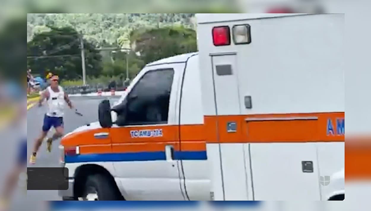 Ambulancia por poco atropella a Alexander Torres Rojas, campeón de la media maratón Guatibirí del Otoao