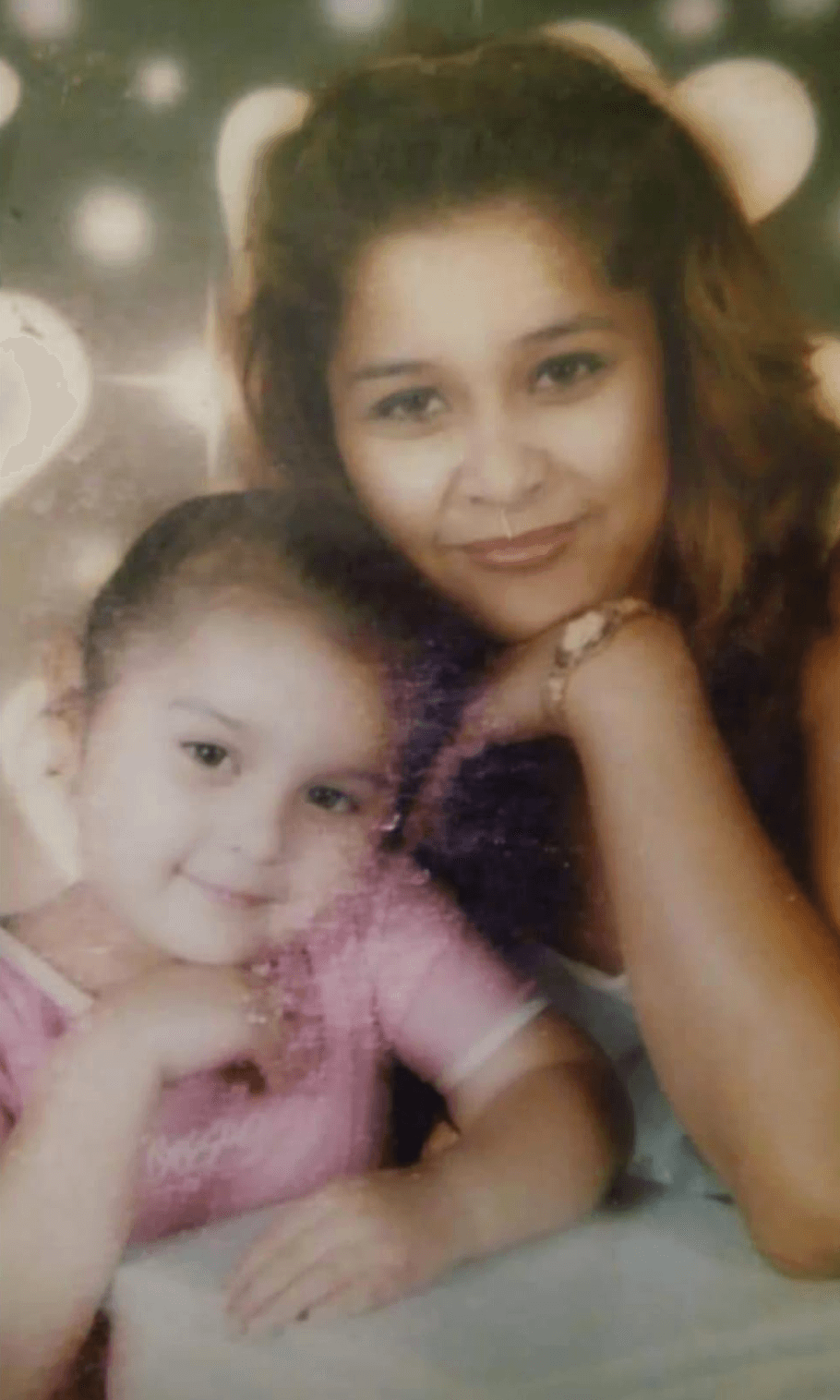 Teresa Aguilar también recordó a su hija con esta imagen familiar. Su actual esposo, Paul Robles, ha pedido públicamente que la mujer sea puesta en oración, porque
<b>no tiene consuelo</b>.