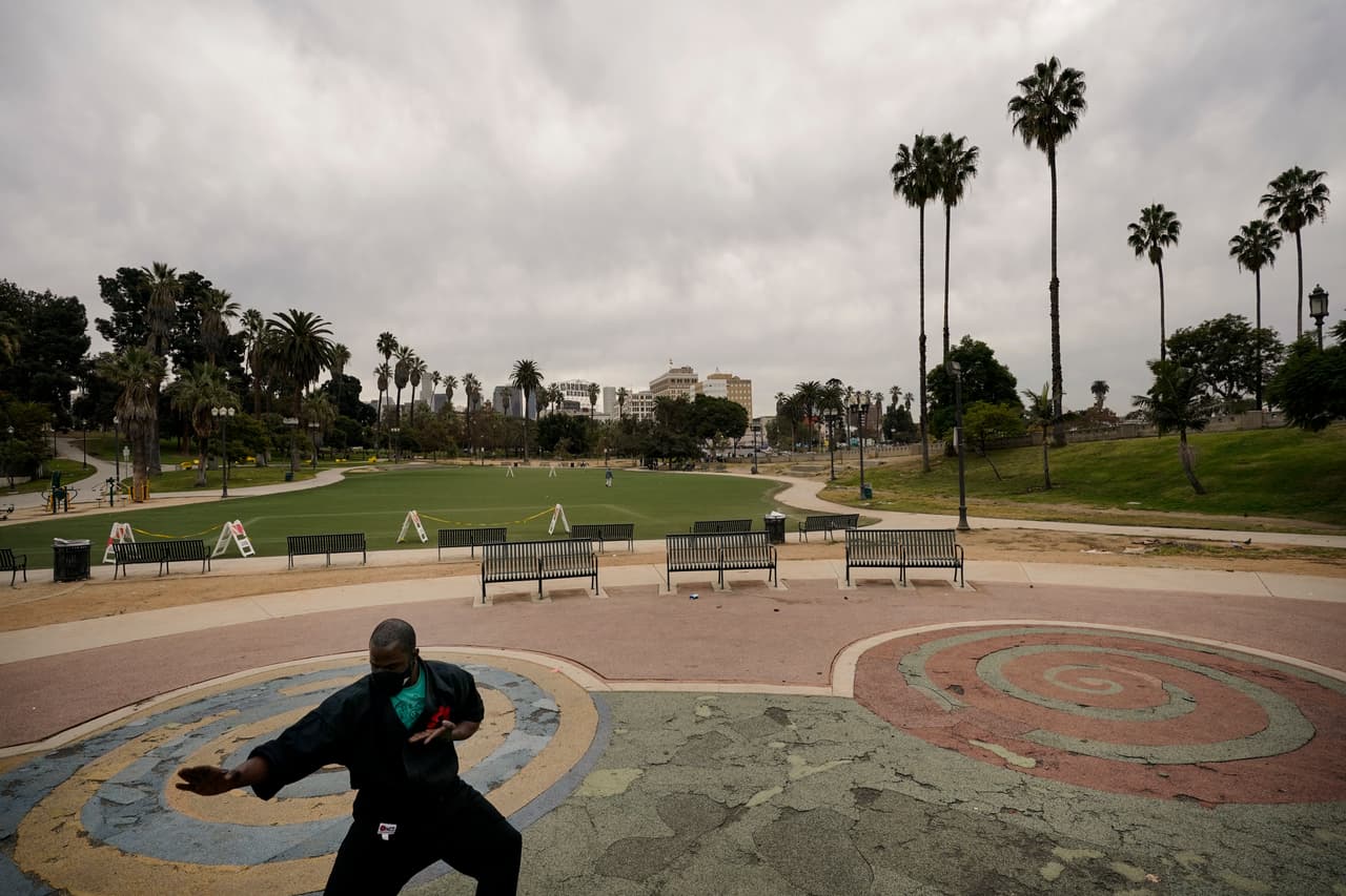 Un residente de Los Ángeles se ejercita en un parque vacío de la ciudad. Según datos del gobierno estatal, 
<b>más de 10,000 personas se encuentran hospitalizadas con covid-19 y de estas, al menos 2,300 se encuentran en unidades de terapia intensiva</b> en California.
<br>
