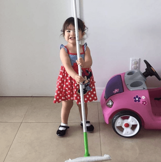 Sus ocurrencias siempre nos hacen reír, aquí la vemos concentrada ayudándole a mamá.