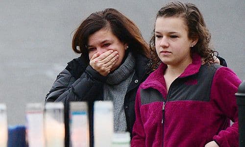 El pueblo de Newtown, Connecticut, se volcó el domingo a iglesias para recordar a sus víctimas. El viernes, un joven de 20 años de edad irrumpió en la escuela primaria Sandy Hook y mató a tiros a 20 niños de entre seis y siete años de edad y a seis adultos.