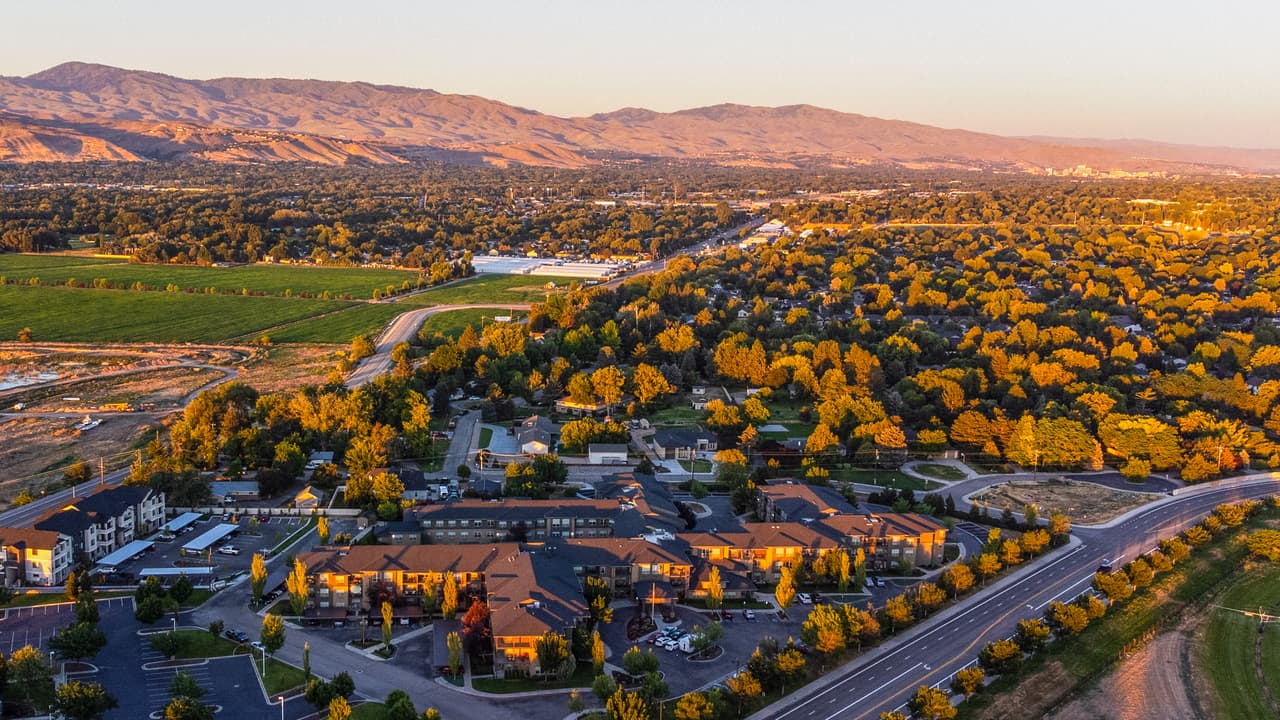 <h3 class="cms-H3-H3">4. Idaho</h3>
<br>
<br>🏘️ Población: 1,900,923 habitantes.
<br>
<br>🏘️ Esperanza de vida: 79.2 años.
<br>
<br>🏘️ Ingreso promedio por familia: $66,474
<br>
<br>🏘️ Valor promedio de la vivienda: $369,300
<br>
<br>🏘️ Costo de la vida representado como porcentaje del total del ingreso promedio familiar: 16.8%
<br>
<br>🏘️ Tasa de desempleo (agosto de 2022): 2.7%
<br>