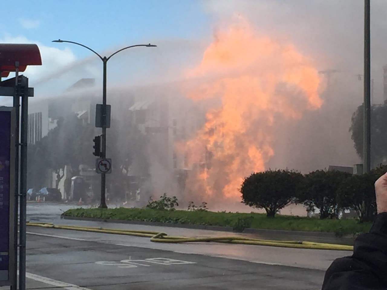 El Departamento de Bomberos informó que el incendio se originó por una explosión que a su vez fue provocada por una fuga de gas.