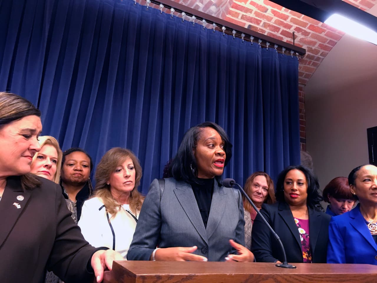 La senadora Kimberly A. Lightford da conferencia de prensa.