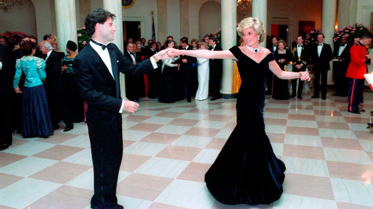 El famoso vestido con el que la princesa Diana bailó con John Travolta se vende en más de $280,000 dólares