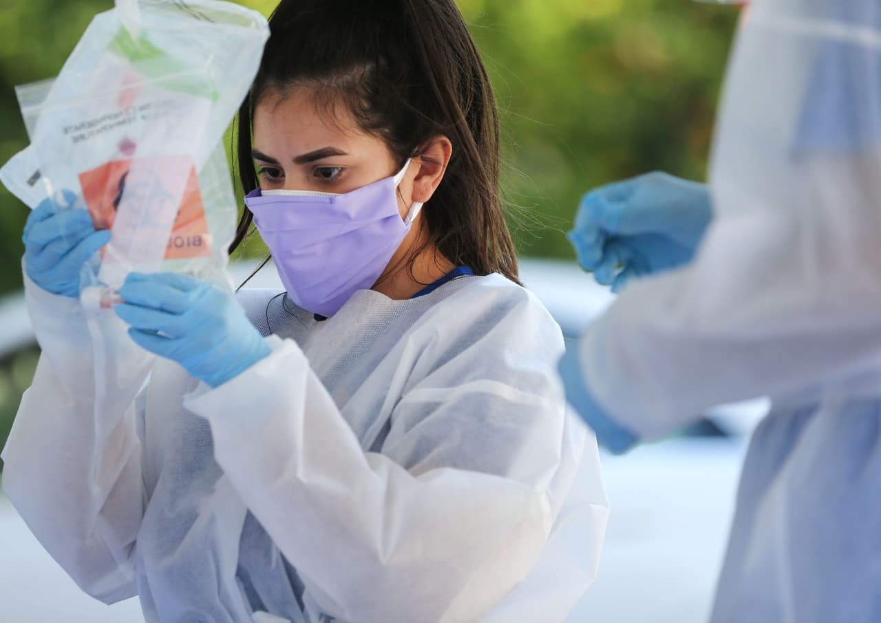 Garcetti asegura que han disminuido los casos de coronavirus y hospitalizaciones en Los Ángeles