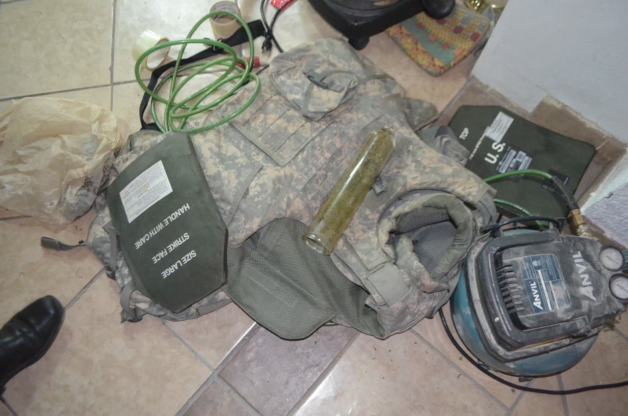 Las autoridades también encontraron droga, un chaleco antibalas, tarjetas Sentri (que permiten ingresar fácilmente hacia Estados Unidos), licencias de conducir, celulares, documentos de distintos autos, así como equipo y material para elaborar documentos.