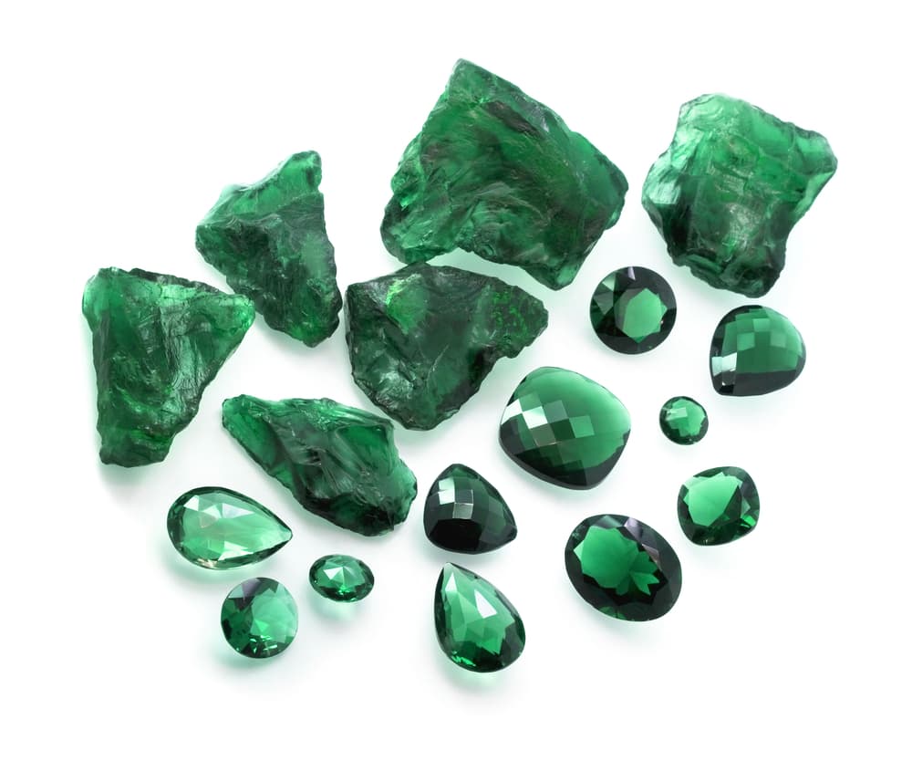 Aunque la esmeralda es un mineral duro y resistente, se debe tratar con mucho cuidado. Por ejemplo, no es recomendable exponerla mucho al sol. Si queremos recargar su energía, hay que exponerla a los rayos de la luna, sobre todo en el plenilunio. Y para limpiarla, sumérgela solo en agua con sal.