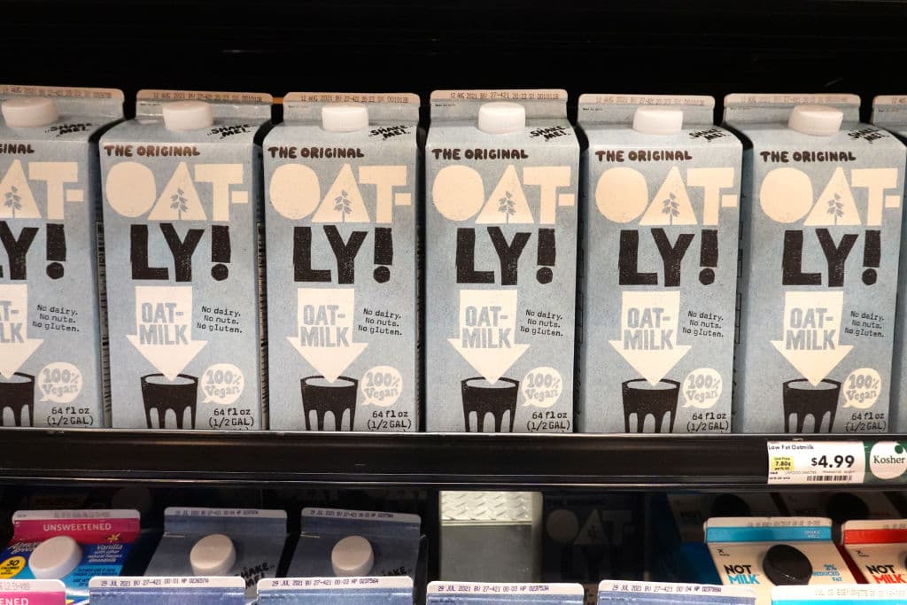 Retiran 53 bebidas de marcas como Oatly y Aloha por posible contaminación microbiana