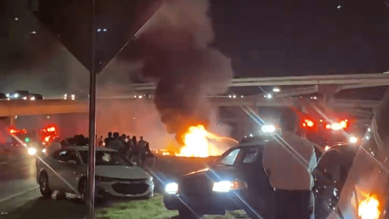 El automóvil se quemó: muere una joven de 18 años en un choque en Arlington