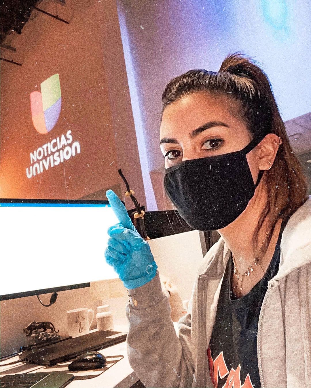 Después de una larga cuarentena por la pandemia del covid-19, Jessi, como muchas personas en el mundo, poco a poco está incorporándose a la nueva normalidad, y aquí la recordamos cuando visitó la sala de redacción durante esa época difícil.