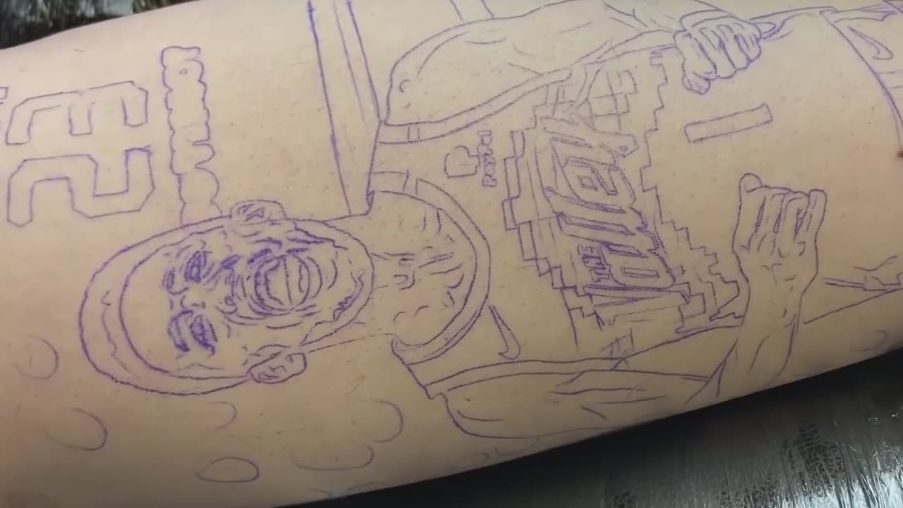 Los fanáticos de los Phoenix Suns expresan su amor por el equipo a través de tatuajes.