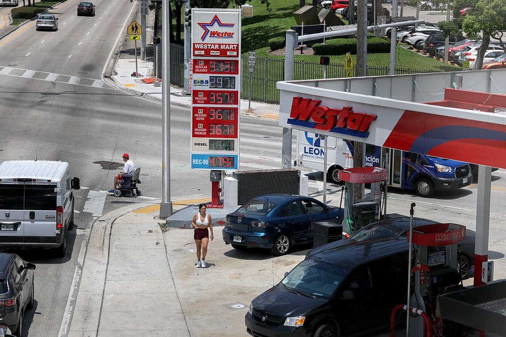 <b>Zonas más caras para cargar gasolina en Florida</b>:
<br>
<br>
<ul>
<li data-start="824" data-end="865"> West Palm Beach–Boca Raton: <b>$3.22</b></li>
</ul>
<br>
<ul>
<li data-start="869" data-end="890"> Naples: <b>$3.14</b></li>
</ul>
<br>
<ul>
<li data-start="894" data-end="912"> Ocala: <b>$3.13</b></li>
</ul>