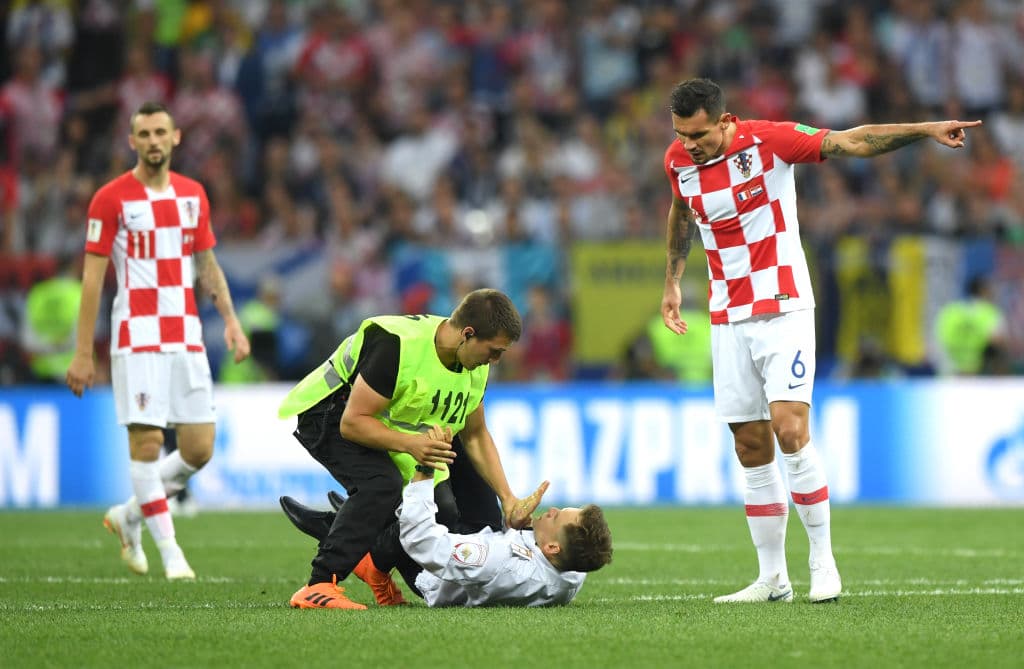 No hubo daño a jugadores ni aficionados por la invasión.