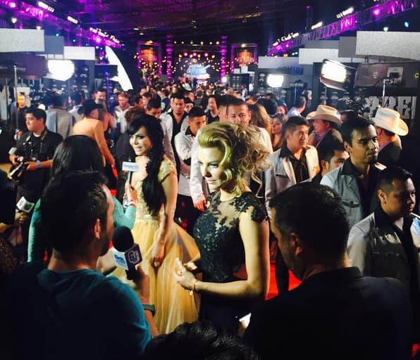 El desfile de estrellas fue espectacular y Bandamax 2015 sí que se llenó de glamour.