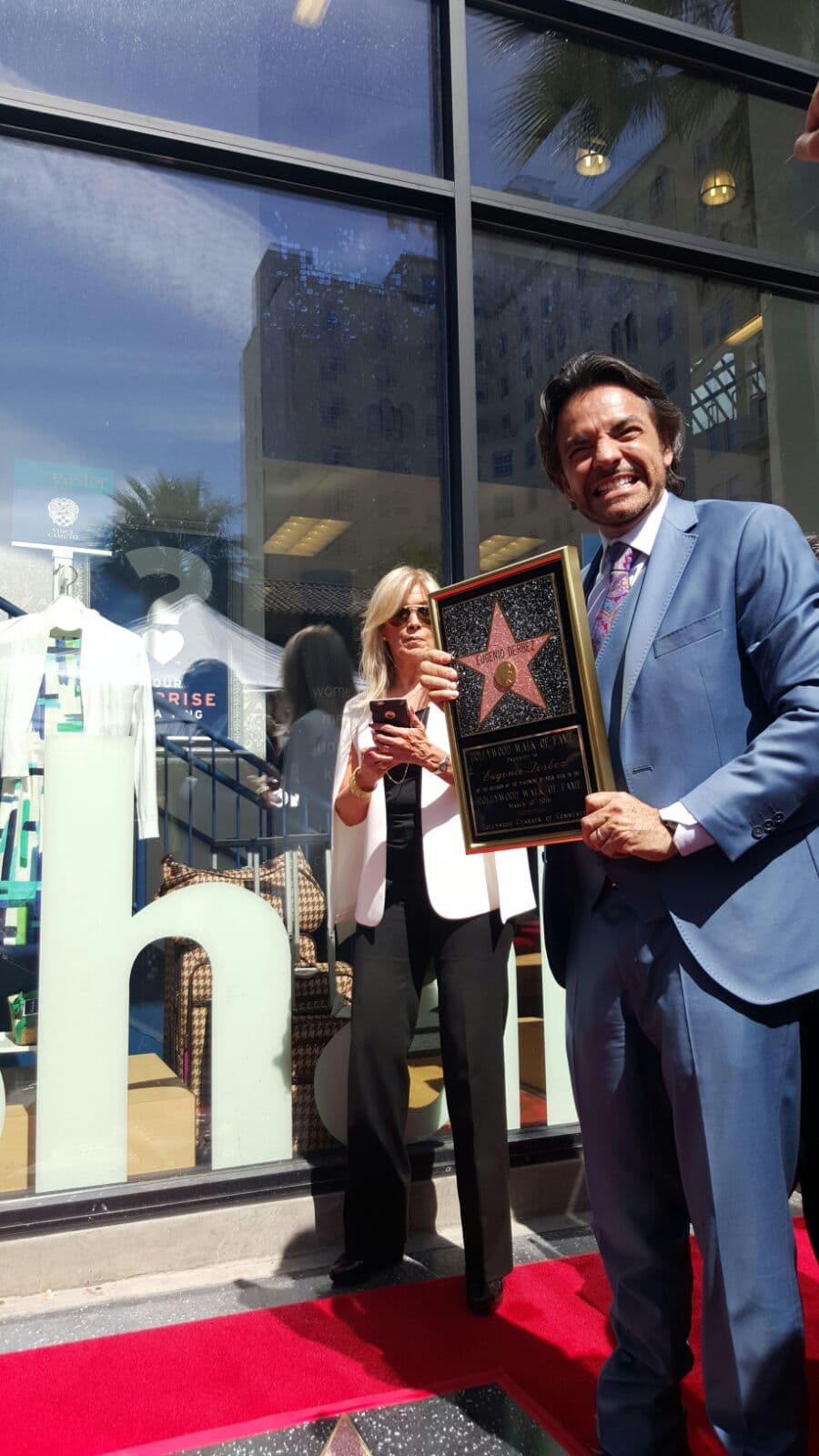 Eugenio Derbez con su estrella en el Paseo de la Fama en Hollywood.
