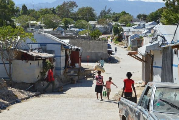 A pesar de los servicios proporcionados por las ONG, los residentes de los campamentos lamentan la ausencia del Estado haitiano. Crédito: Evelyn Baker, Fusion