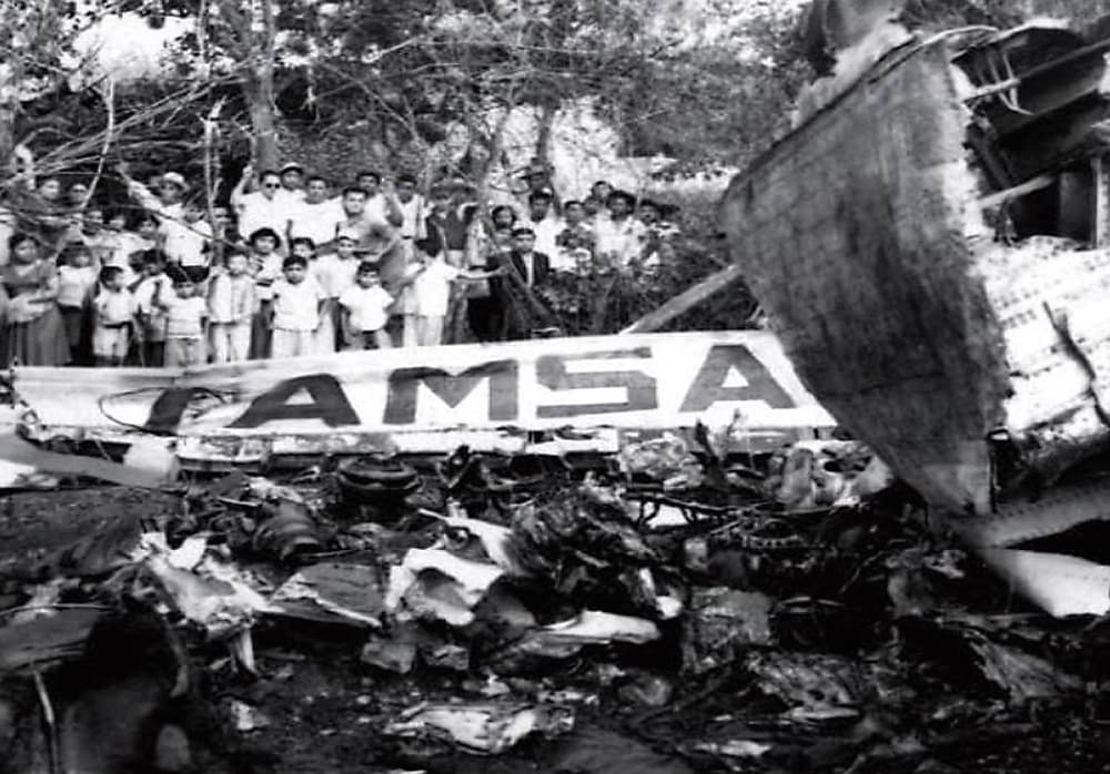 Sin embargo, nunca llegó a su destino. El avión se desplomó y el ídolo mexicano falleció.