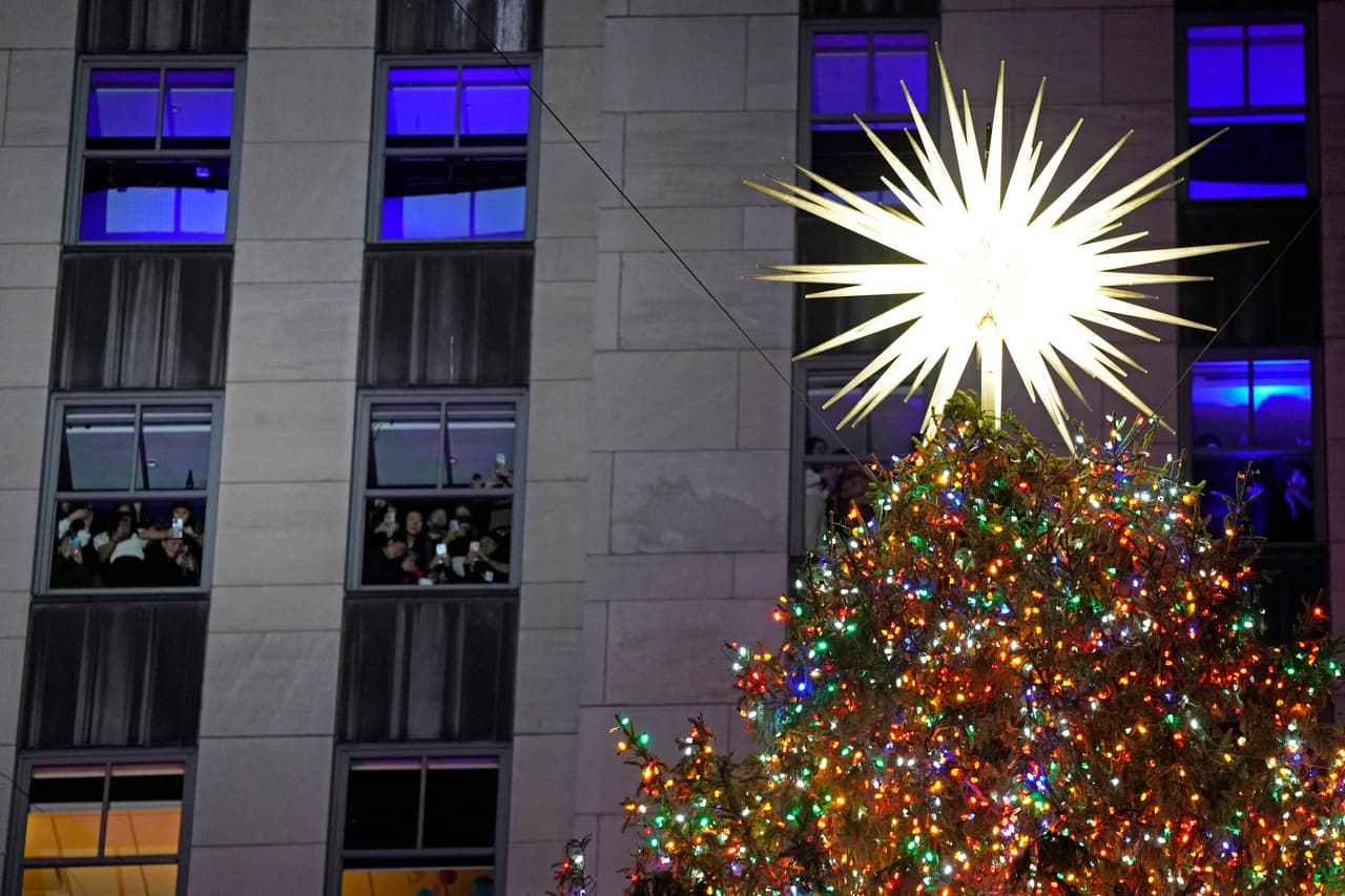 Como cada año, el encendido del árbol navideño en el Rockefeller Center marcó el inicio de las celebraciones decembrinas en la Gran Manzana.