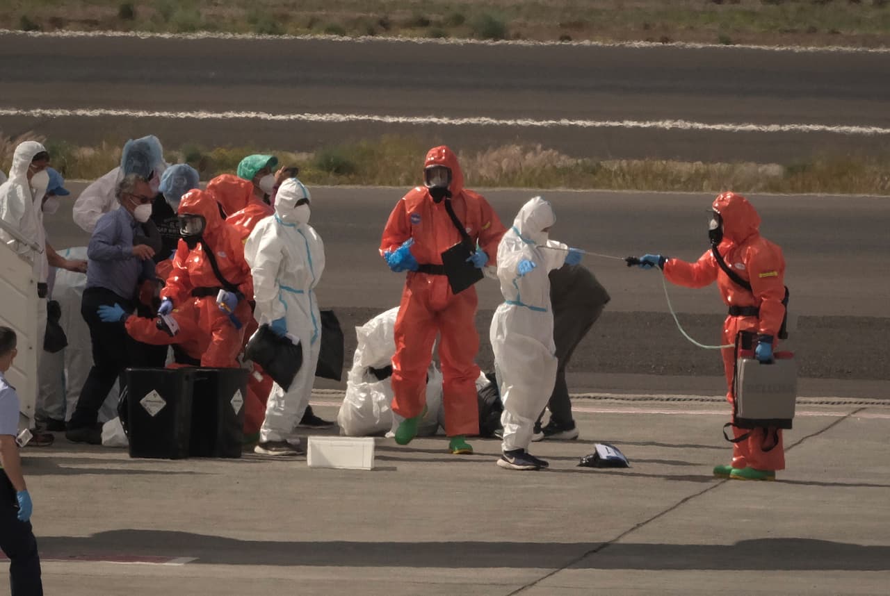 Tres personas han fallecido desde el brote, y cinco pasajeros que abandonaron el barco están infectados con hantavirus , que puede causar una enfermedad potencialmente mortal.
