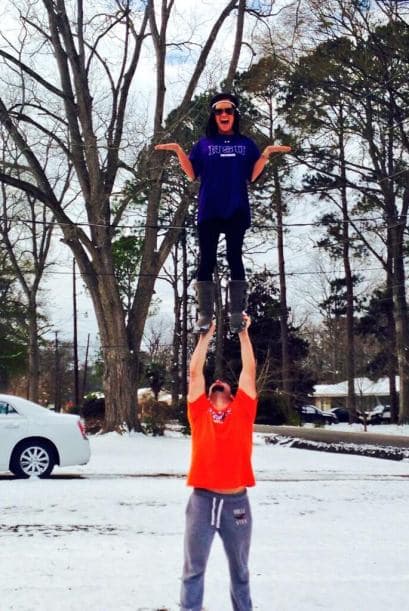 ‏@HailieyAlexis compartió esta divertida foto en una tarde de nevada. El frío no los entumió y dieron rienda suelta con sus acrobacias. (Foto tomada de Twitter).