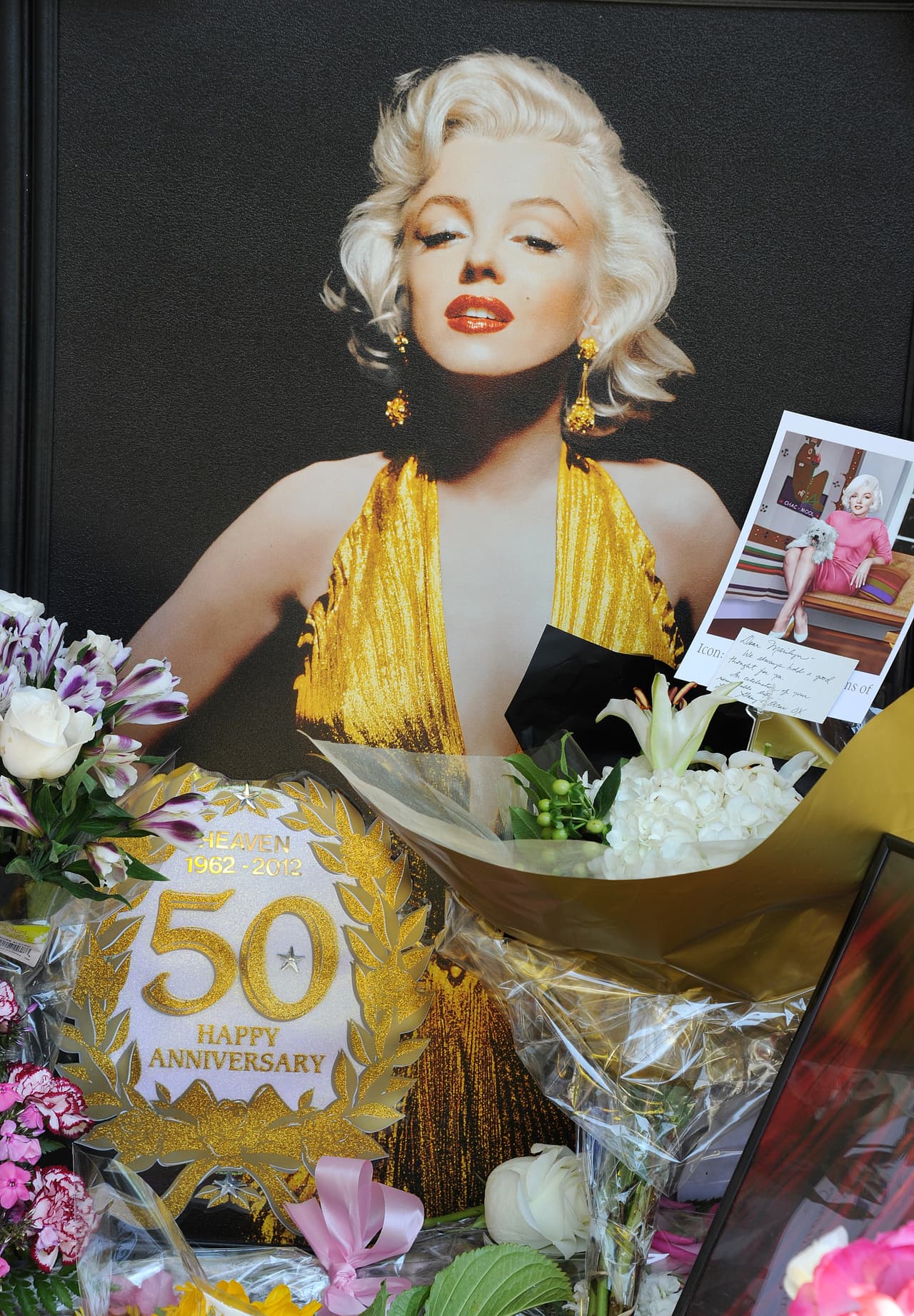 En el libro ‘Pardon My Hearse’ publicado por Alan Abbott y Ron Haste, se revela que la rubia murió de una sobredosis de Nembutal estirada bocabajo en su cama. Los autores del libro fungían como ‘enterradores’ de las estrellas de Hollywood, y ellos fueron los encargados de recoger el cuerpo de la cantante.