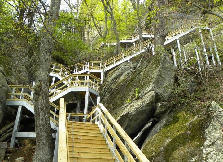 <b><a href="https://www.chimneyrockpark.com/">Número 6: Chimney Rock at Chimney Rock State Park</a></b>. Chimney Rock en Chimney Rock State Park es un paraíso para los amantes de la naturaleza con vistas espectaculares e increíbles senderos para caminatas.