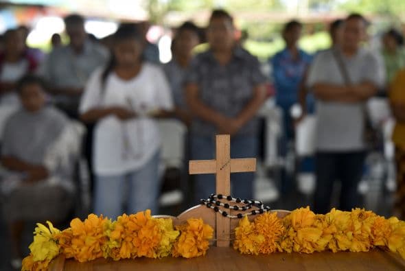 Los padres de los estudiantes asesinados y de los 43 desaparecidos en Iguala, realizaron una oración colectiva en Ayotzinapa, Guerrero.
