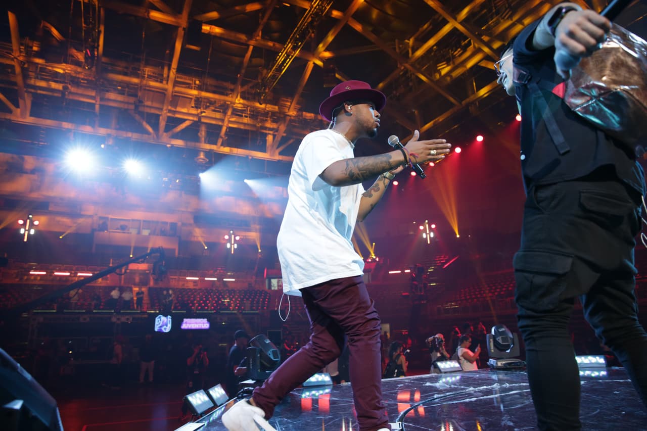 Rafa Pabón llegó con un peculiar sombrero color vino, que hizo juego con sus jeans del mismo color.