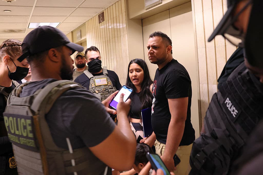 Un individuo es liberado tras un intento de detención por ICE al salir de la corte de inmigración del Jacob K. Javitz Federal Building el 30 de junio de 2025 en Nueva York. UC Berkeley reporta un aumento de arrestos en 38 estados, con ICE enfocándose en audiencias judiciales. (Foto por Michael M. Santiago/Getty Images)
<br>