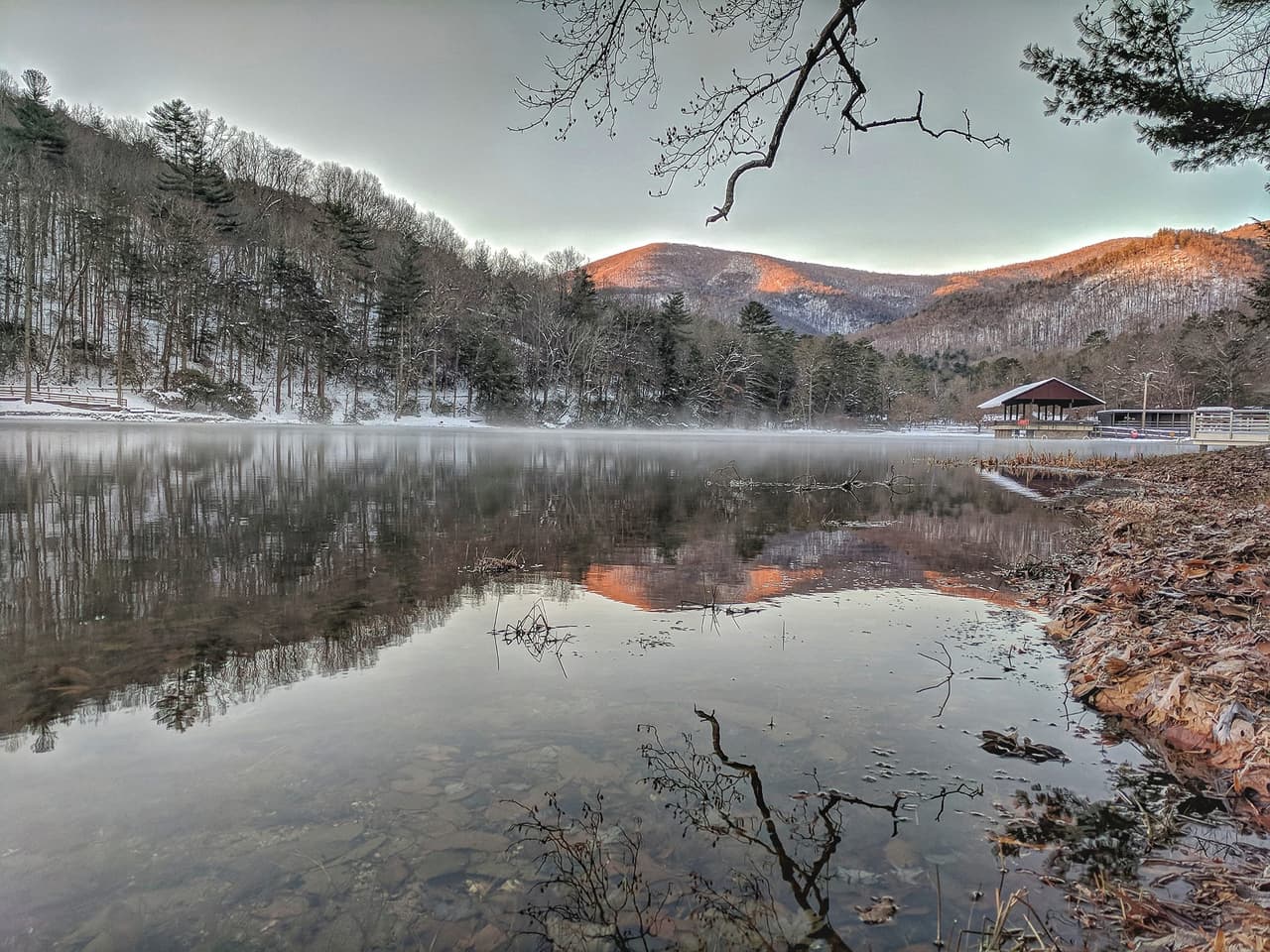 Ubicado en el corazón del Bosque Nacional Chattahoochee, el 
<b><a href="https://goo.gl/maps/iCUukpkvhjf329sHA">Vogel State Park</a></b> fue fundado en 1931 y es el segundo parque estatal más antiguo de Georgia. Es considerado por muchos como uno de los destinos favoritos para visitar cada año.