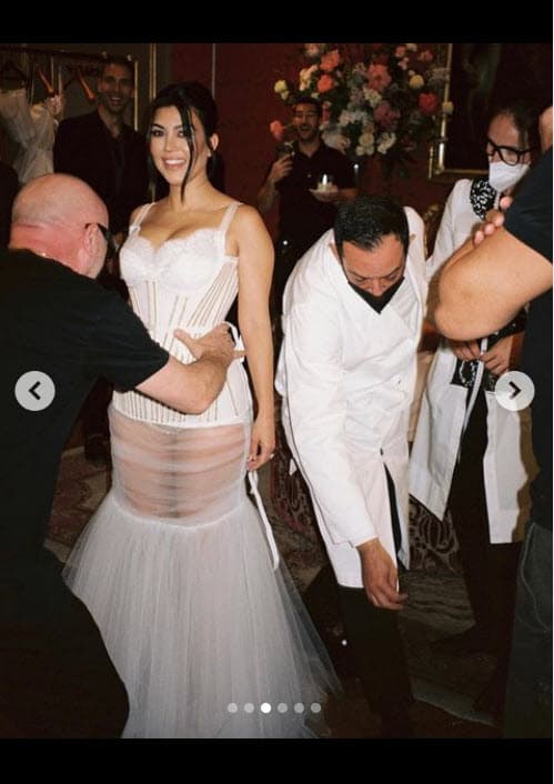 "¡Feliz cumpleaños al icónico Domenico Dolce! Siempre apreciaré todos los 
<b><a href="https://www.univision.com/famosos/boda-kourtney-kardashian-travis-barker-vestidos-fotos" target="_blank">momentos contigo diseñando mi vestido de novia</a></b>, las risas interminables y tu visión y por hacerme sentir como una princesa. ¡Te amo y espero que tengas el cumpleaños más mágico!", le escribió la estrella de televisión. 
<br>