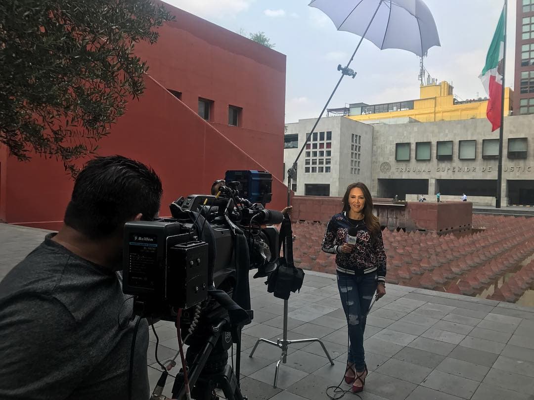 En la Ciudad de México, la periodista estuvo en primera fila para cubrir la separación de Julián Gil y Marjorie de Sousa.