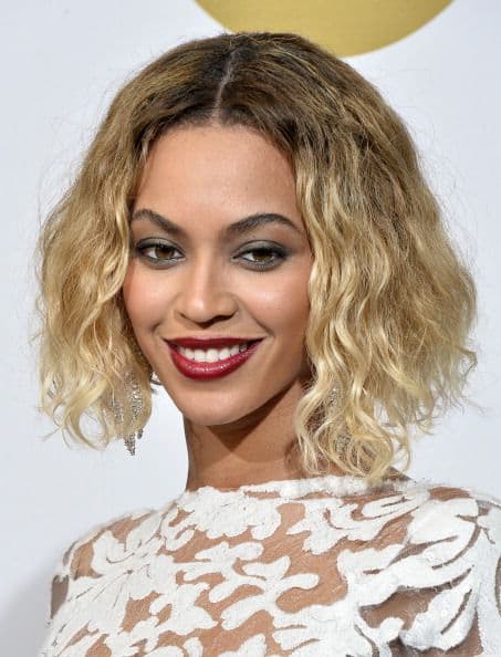 Deja de creerle a medio mundo que las melenas rizadas no pueden ir demasiado cortas, y mejor enfócate en apreciar lo 'trendy' que se le veía este 'look' a Beyoncé. ¡Tú, podrías lucir como ella!