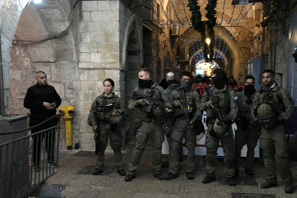 Efectivos de la policía de Israel, desplegados en la Ciudad Vieja de Jerusalén horas después del allanamiento del complejo de la mezquita de Al-Aqsa, el 5 de abril de 2023.