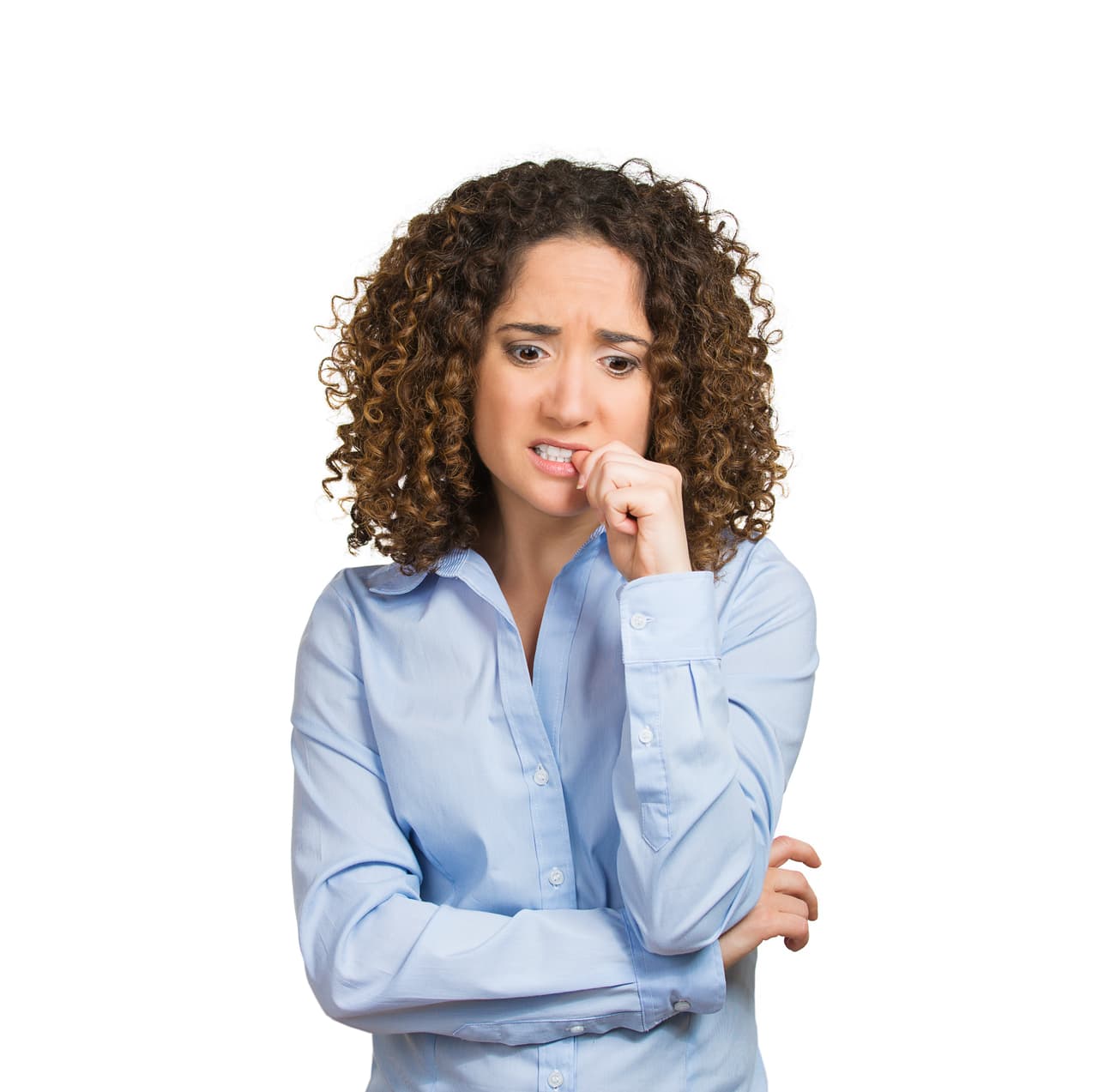 Entre las causas más comunes que propician el debilitamiento de la uña está el 
<b>mal hábito de morderlas</b>, ya que, debido al constante daño ocasionado con los dientes, se facilita cada vez más el quiebre.