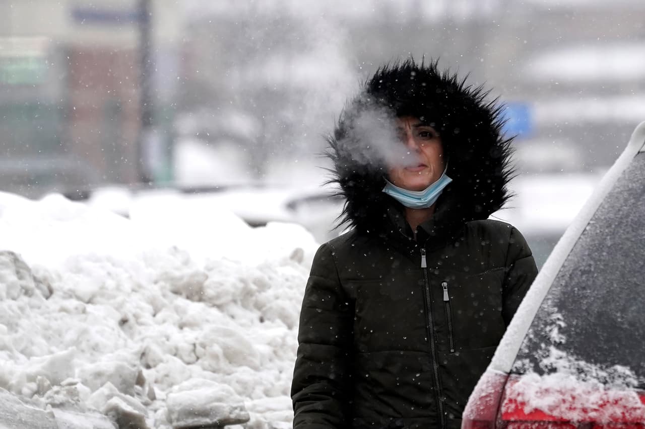 Illinois, por otra parte, registró el día más frío en lo que va de invierno. En la imagen, una mujer fuma un cigarrillo en Rolling Meadows, a unas 30 millas de Chicago. Se espera que las temperaturas bajen hasta a -13ºF en el norte del estado.