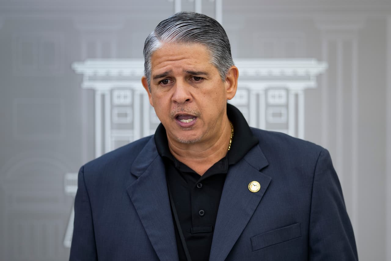 El primero en ser despedido de su cargo fue excomisionado del Negociado para el Manejo de Emergencias y Administración de Desastres (NMEAD)
<a href="https://www.univision.com/local/puerto-rico-wlii/gobernadora-de-puerto-rico-despide-a-carlos-acevedo-tras-escandalo-de-presunto-desperdicio-de-suministros">Carlos Acevedo</a>. Trascendió que el almacén de Ponce era propiedad del NMEAD y se informó que la gobernadora ordenó una investigación que ya llegó al Departamento de Justicia.