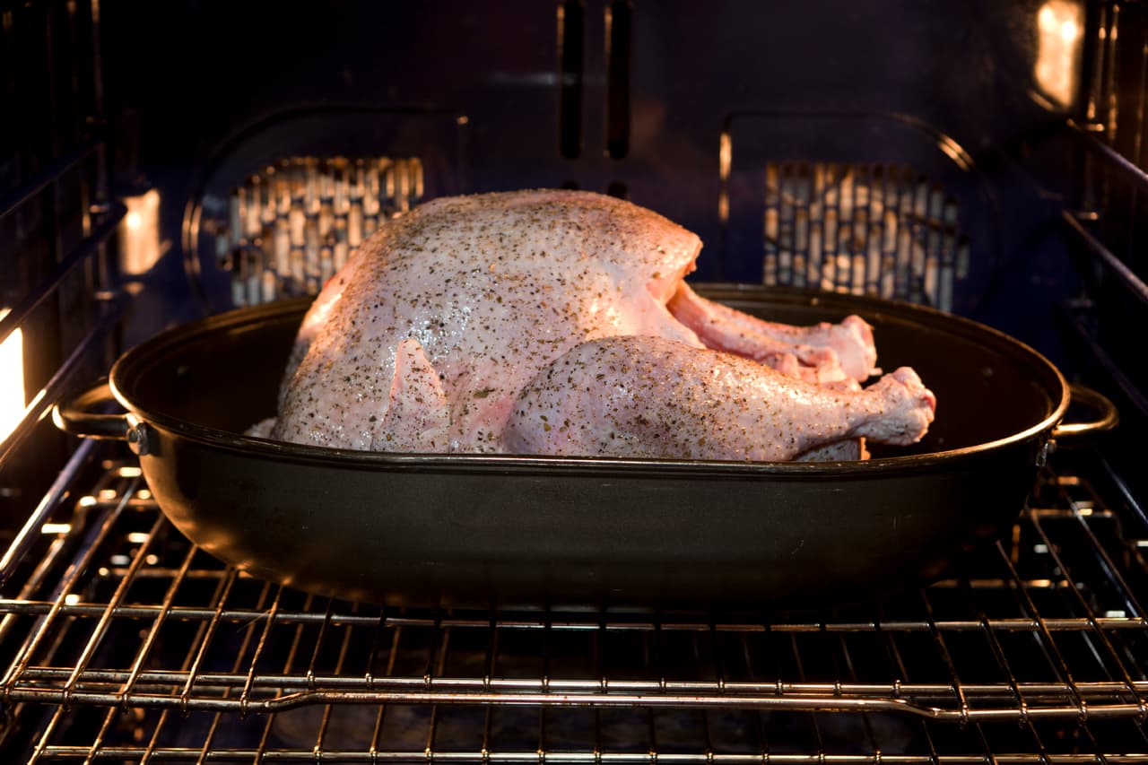 Los expertos también recomiendan que la cocción sea a fuego bajo, así la carne resultará más tierna y jugosa. Corre a tu cocina, sigue estos tips, y disfruta de un jugoso pavo en Día de Acción de Gracias.