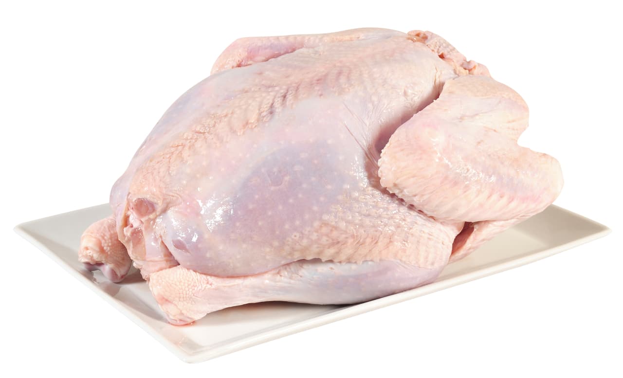 Los expertos coinciden en que es mejor comprar el pavo fresco que congelado, si tienes la oportunidad cómpralo fresco y así la carne de tu pavo estará más tierna.