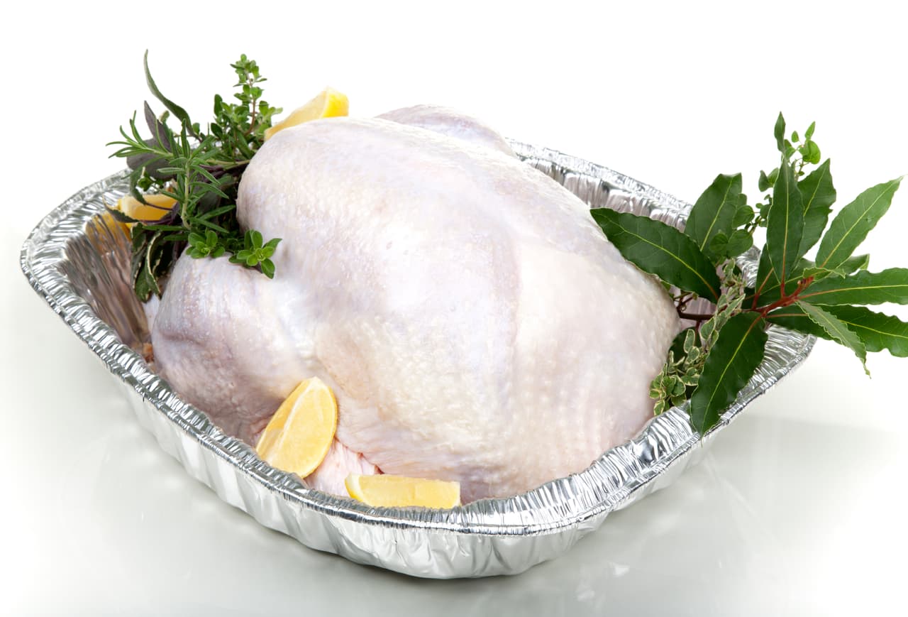 Remoja el pavo en agua con sal una noche entera antes de añadirle el adobo o marinado, esto es para que las carnes se suelten un poquito. Agrega poca sal ya que no querrás que tu pavo quede salado al final de toda su preparación.