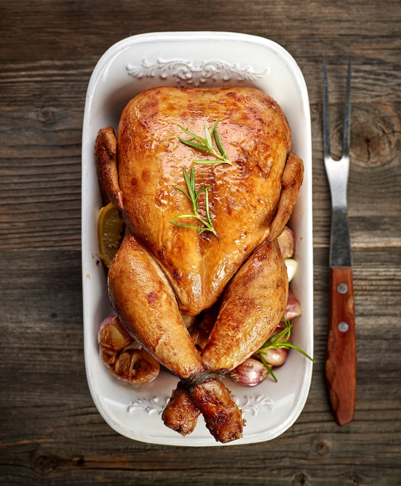 Cuando ya que esté listo y cocido hay que dejar reposando el pavo por al menos treinta minutos antes de comenzar a partirlo, esto es para los jugos se mantendrán adentro.