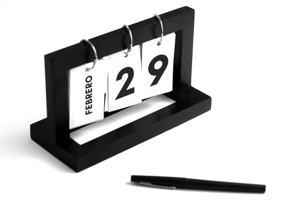 Esto se debe a la determinación de los años bisiestos, aquellos años a los que se les ha añadido un día más para compensar las casi seis hora que se pierden cada año en los que tienen 365 días.