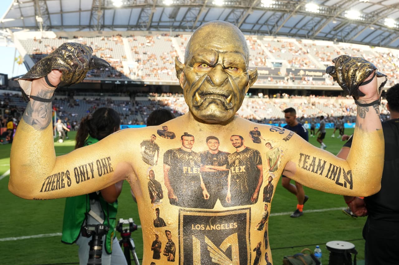 En el corazón de ese grupo de aficionados se ven personajes como este.
<br>