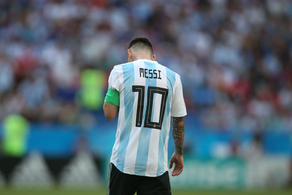 Sin embargo, Messi no estuvo cómodo en ese puesto y estuvo desconectado por la defensa francesa, por lo que con el marcador abajo decidió ubicarse más en la zona de volantes.