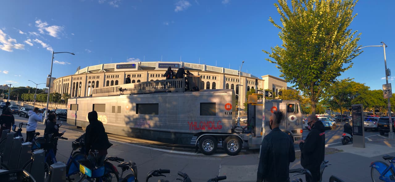 El camión salió desde el estadio de los Yankee y
<b>Bad Bunny</b> comenzó cantando temas incluidos en sus dos últimos álbums, ‘YHLQMDLG’ y ‘Las que no iban a salir’.